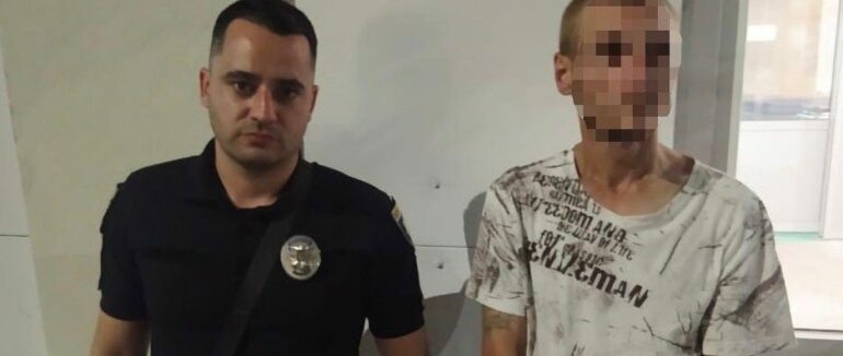 Напав в під’їзді на пенсіонера та пограбував: в Ужгороді затримали зловмисника