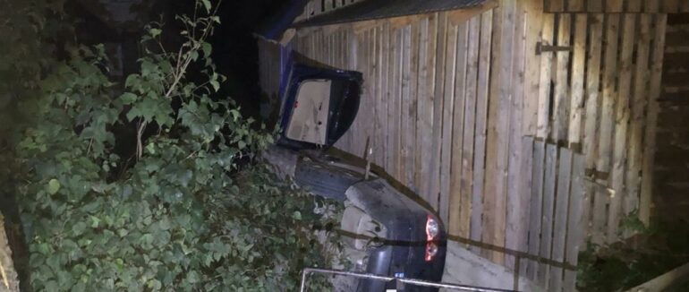 На Тячівщині водій скоїв наїзд на неповнолітнього пішохода та врізався у господарську будівлю