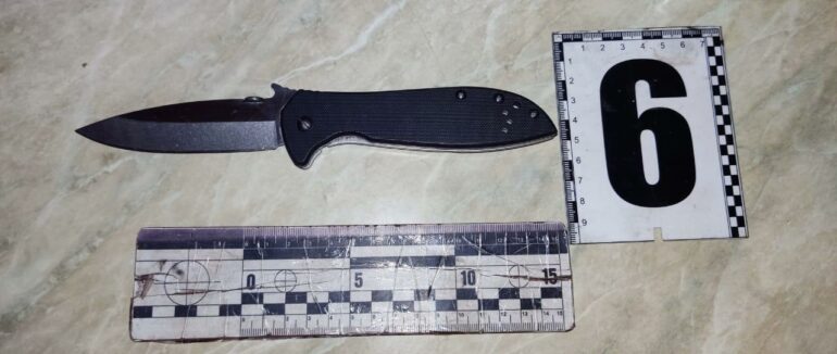 В Ужгороді у під’їзді багатоповерхівки виник конфлікт між чоловіками: одного доставили до лікарні з ножовим пораненням