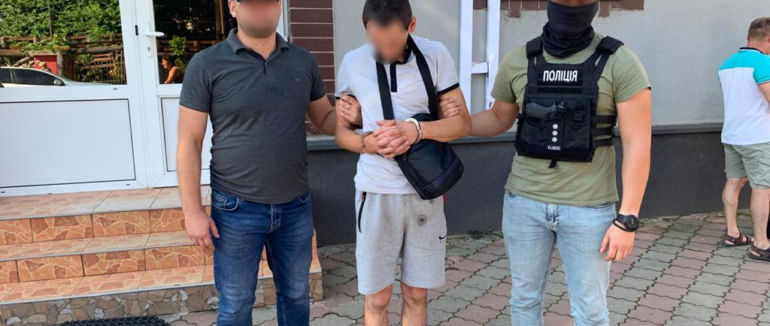 Довго переховуватись не вдалося: на Закарпатті знову затримали наркоторговця з товаром