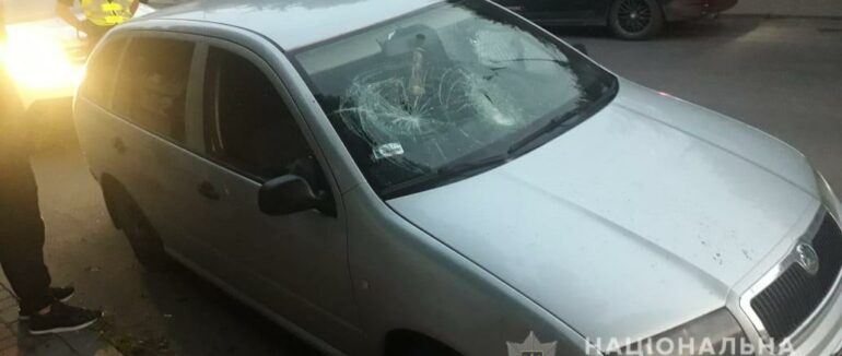 У Мукачеві група невідомих осіб понищили авомобіль мукачівця