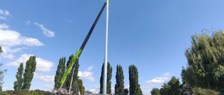 В Ужгороді похилився 30-метровий флагшток, встановлений до Дня Незалежності