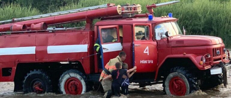Дітлахи опинились посеред бурхливої стихії: на Закарпатті надзвичайники врятували юних рибалок