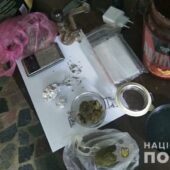 Чверть кілограма марихуани та багато кущів коноплі: у жителя Мукачева правоохоронці провели обшук