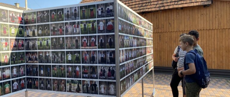 Народні костюми світу: на Закарпатті представили цікаву фотовиставку