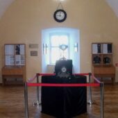 В Ужгородському замку відкрили оновлену виставку годинників