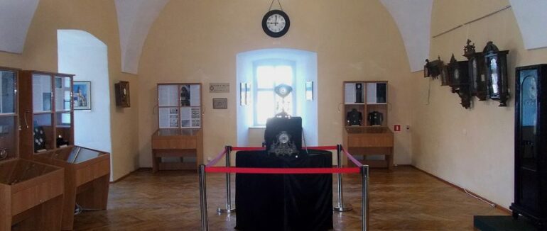 В Ужгородському замку відкрили оновлену виставку годинників