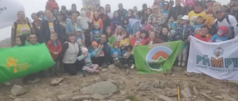 Майже пів сотні дітей з інвалідністю підкорили найвищу точку українських Карпат