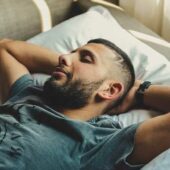 Ідеальний сон: скільки годин потрібно спати на добу та як швидко засинати