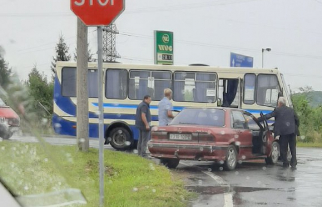 ДТП, аварія, легковик, пасажирський автобус, поліція, Мукачево