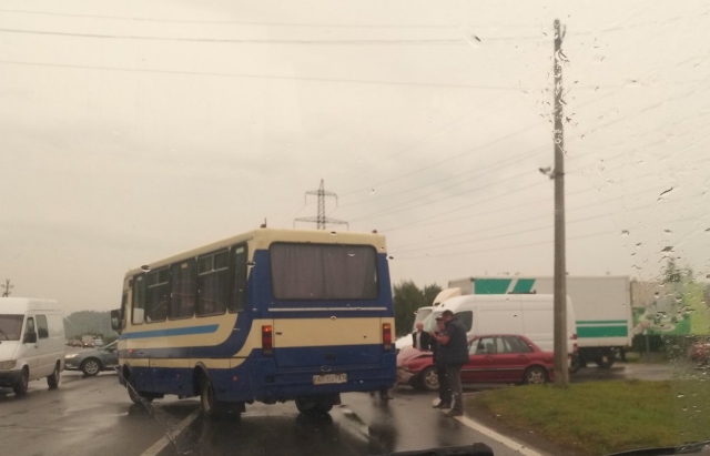 ДТП, аварія, легковик, пасажирський автобус, поліція, Мукачево