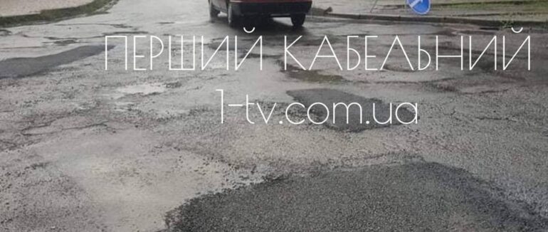 Асфальт у калюжі: щойно дощ, закарпатські дорожники взялися за ямковий ремонт