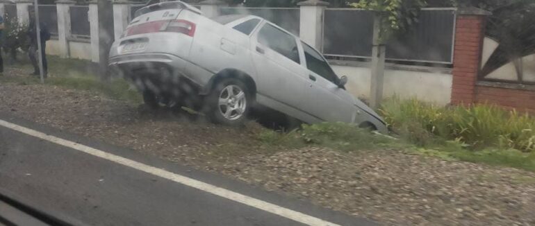 Потрійна ДТП у Мукачівському районі: один з легковиків опинився у кюветі