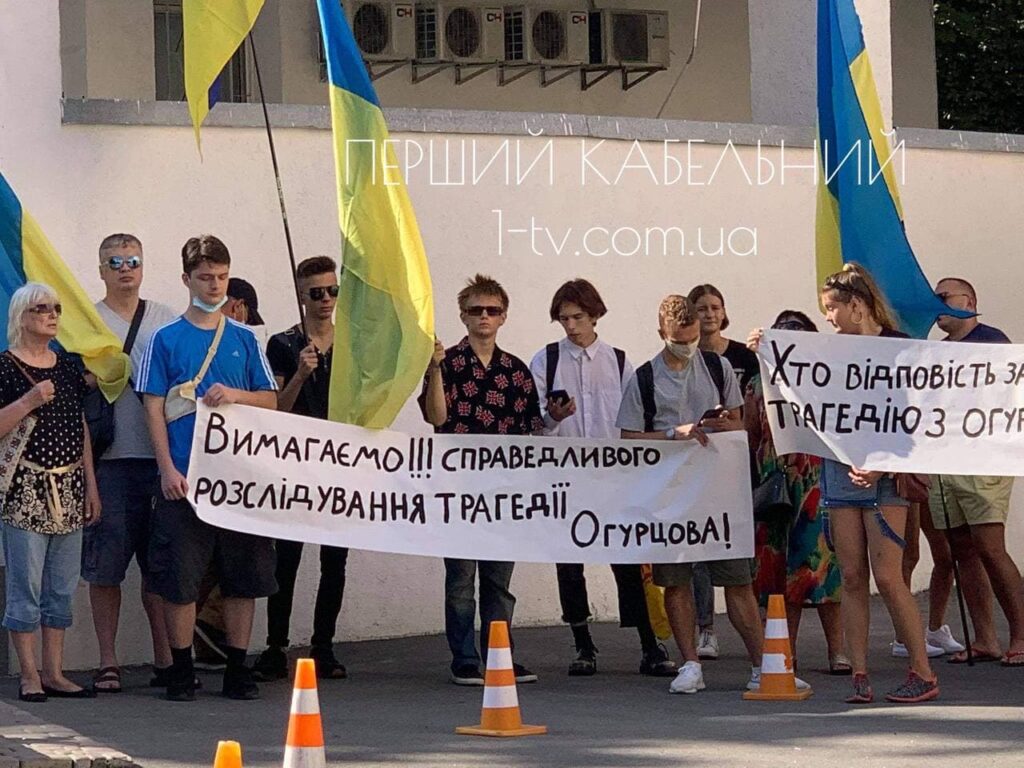  У Києві під стінами Чеського посольства відбулась акція на підтримку заробітчанина з Вінничини, якому під час роботи на автомобільному заводі "Шкода" в Чехії відірвало ногу
