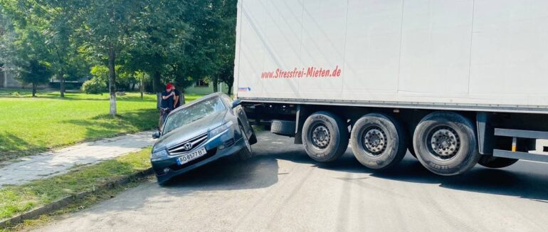У Сваляві трапилася ДТП: вантажівка врізалась в легкову