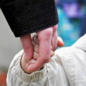 У Виноградові незнайомець пропонував морозиво неповнолітнім дівчатам, заманюючи у машину