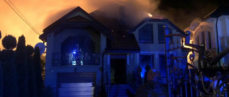 На Тячівщині ймовірно від удару блискавки загорівся житловий будинок