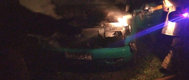 На Міжгірщині посеред ночі з невідомих причин загорівся мікроавтобус