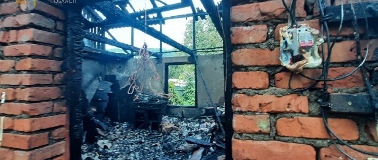 На Рахівщині власній оселі трагічно загинула пенсіонерка