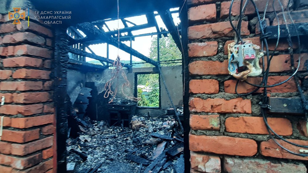 На Рахівщині власній оселі трагічно загинула пенсіонерка