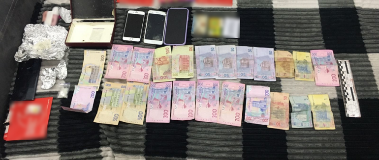 Спіймали “на гарячому”: на Ужгородщині дівчина торгувала метамфетаміном