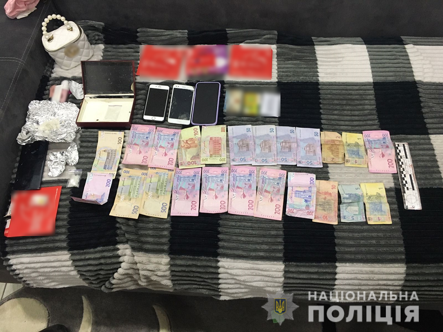 Спіймали "на гарячому": на Ужгородщині дівчина торгувала метамфетаміном
