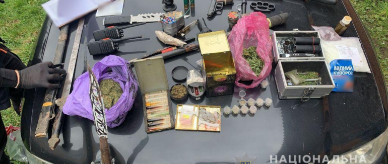 Під час обшуку у місцево жителя Тячівського району вилучили з помешкання кілька видів наркотиків та зброю