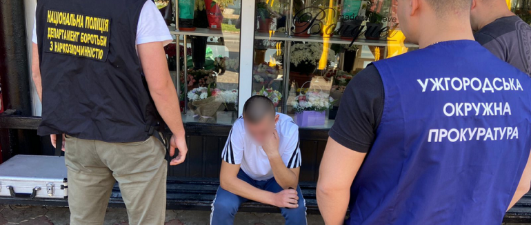 Зловили “на гарячому”: в Ужгороді ще раз затримали наркоторговця