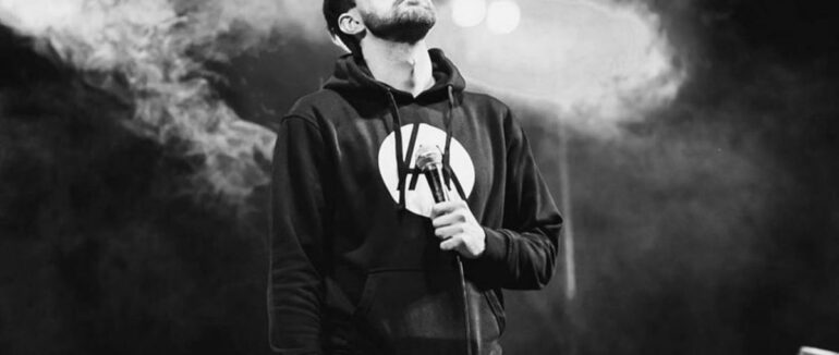 “Грав у футбол та просто впав”: помер український співак