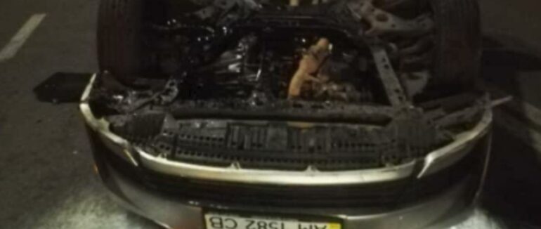 Таксист, відвозивши пасажирку, заснув за кермом: легковик опинився на даху