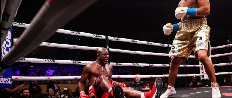 Екс-чемпіон UFC у першому раунді нокаутував легенду боксу