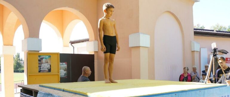 Встановив рекорд: дев’ятирічний українець віджався 1001 раз