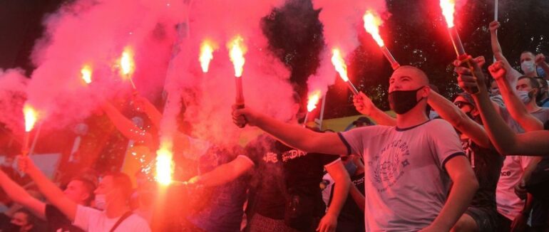 Ні за що побили мирних вболівальників: в Києві на матчі “Динамо” ультрас влаштували бійку