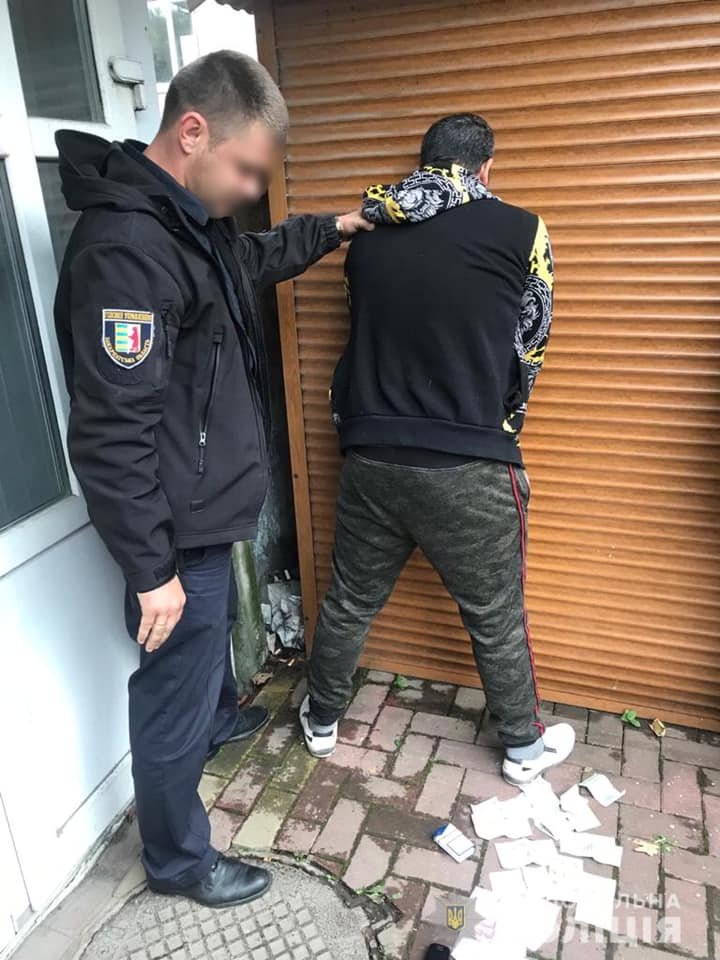 На Рахівщині затримали чоловіка який продавав наркотики
