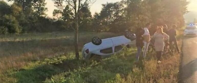 На Іршавщині машина вилетіла з дороги та перекинулась на дах: в салоні перебувала водійка з немовлям