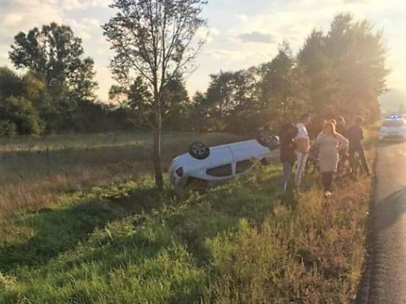 На Іршавщині машина вилетіла з дороги та перекинулась на дах: в салоні перебувала водійка з немовлям