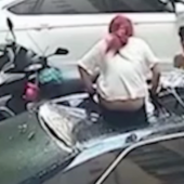 Напівгола дівчина під час сексу випала з вікна та пробила дах авто: оприлюднене відео падіння