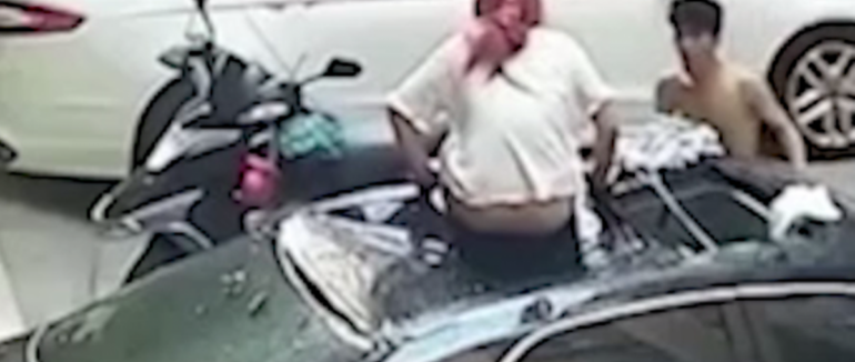 Напівгола дівчина під час сексу випала з вікна та пробила дах авто: оприлюднене відео падіння