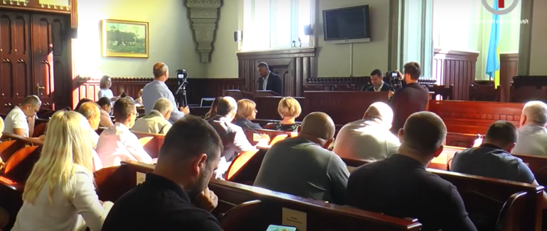 Автостоянки біля ЦНАПУ, матеріальна допомога і заклик до вакцинації: виконком у Мукачеві (ФОТО; ВІДЕО)