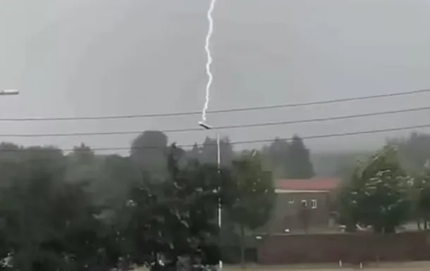 Шторм у Китаї: блискавка 12 разів ударила в одне й те саме місце