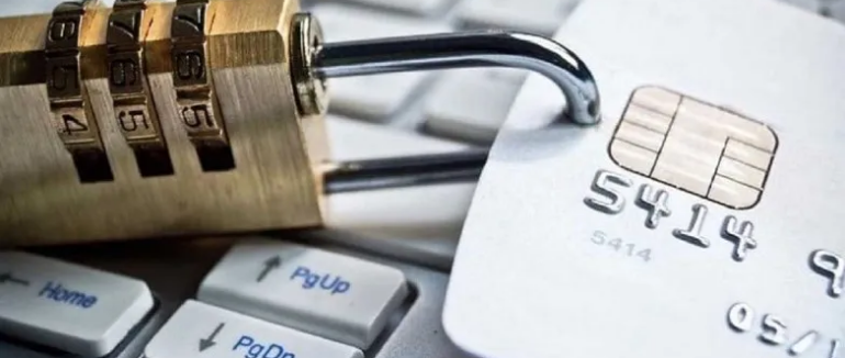 ПриватБанк блокує картки своїм клієнтам: в чому причина?