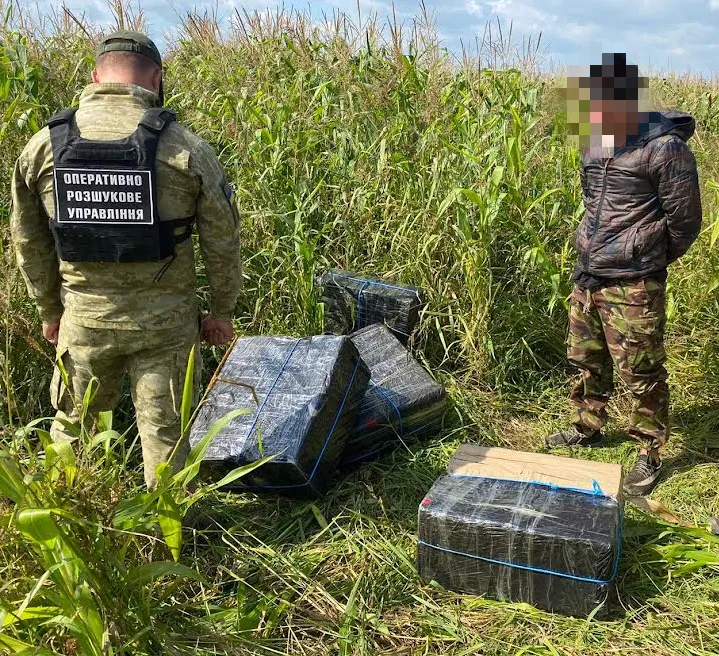Ховався в кукурудзяному полі з пакунками: на Берегівщині затримали контрабандиста
