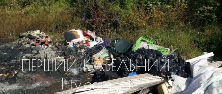Палаючий приймальний пункт в Берегові: фото з місця пожежі та інші подробиці