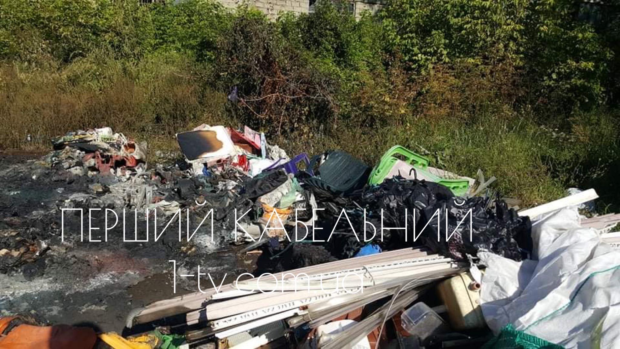 Палаючий приймальний пункт в Берегові: фото з місця пожежі та інші подробиці