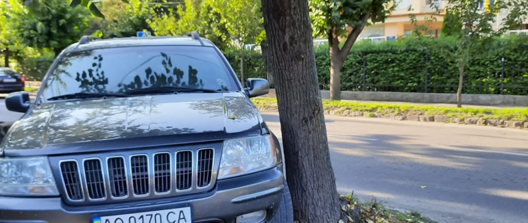 В Ужгороді невідомий припаркував Jeep прямо на газоні: люди обурюються