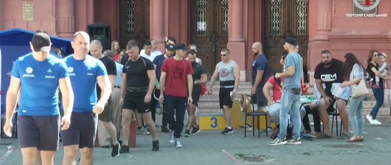 Спорт заради благодійності: закарпатські стронгмени-аматори змагалися за першість в Ужгороді (ФОТО; ВІДЕО)