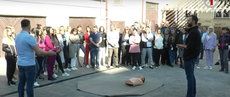 Працівники Закарпатського апеляційного суду вчились надавати першу домедичну допомогу (ФОТО; ВІДЕО)