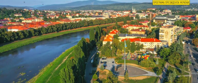 Державний прапор в Ужгороді: локація з флагштоком стала однією з найпопулярніших в місті