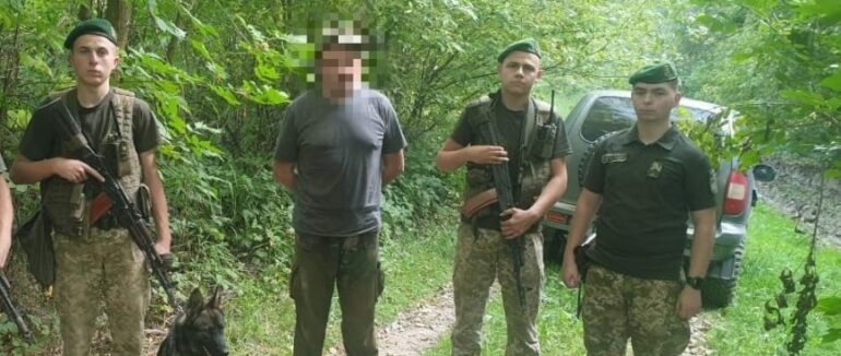 Біля річки Тиса затримали контрабандистів, які намагались гумовим човном переправити сигарети