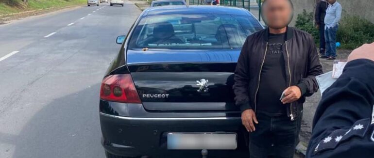 Намагався відкупитись: в Ужгороді патрульні затримали водія, що пропонував хабаря